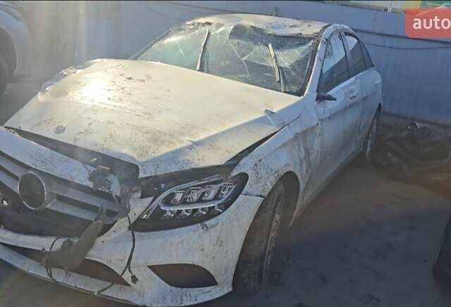 Білий Мерседес Ц-Клас, об'ємом двигуна 2 л та пробігом 130 тис. км за 9500 $, фото 1 на Automoto.ua