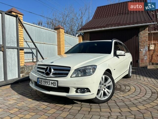 Белый Мерседес Ц-Класс, объемом двигателя 2.2 л и пробегом 295 тыс. км за 10000 $, фото 1 на Automoto.ua