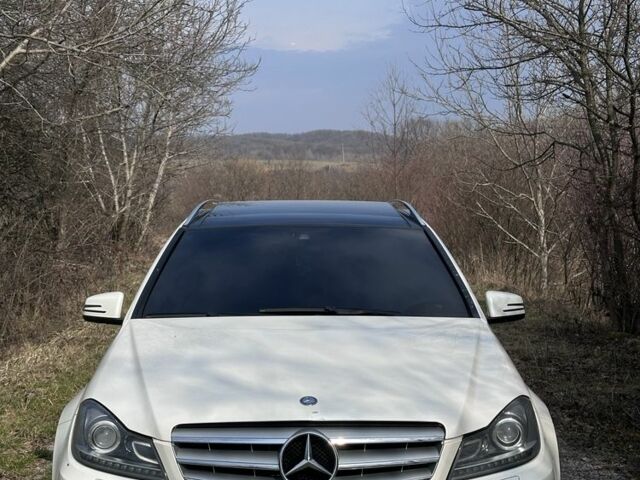 Белый Мерседес Ц-Класс, объемом двигателя 2.1 л и пробегом 325 тыс. км за 10700 $, фото 1 на Automoto.ua