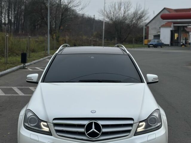 Белый Мерседес Ц-Класс, объемом двигателя 2.1 л и пробегом 322 тыс. км за 10400 $, фото 1 на Automoto.ua