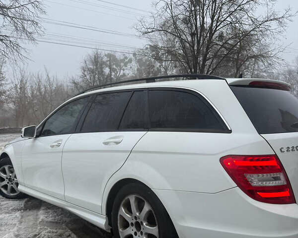 Белый Мерседес Ц-Класс, объемом двигателя 2.2 л и пробегом 281 тыс. км за 9999 $, фото 1 на Automoto.ua