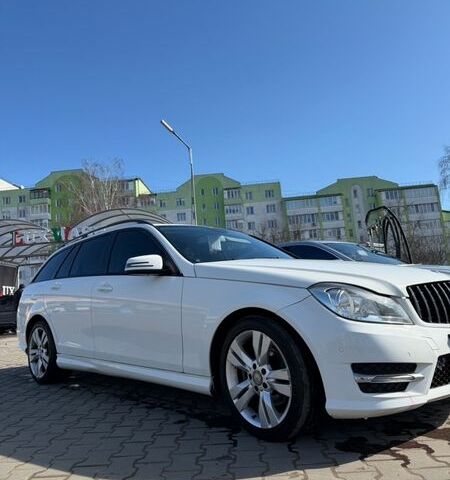 Белый Мерседес Ц-Класс, объемом двигателя 2.2 л и пробегом 281 тыс. км за 9999 $, фото 1 на Automoto.ua