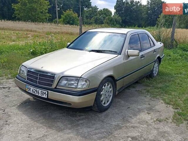 Бежевий Мерседес Ц-Клас, об'ємом двигуна 2 л та пробігом 250 тис. км за 1899 $, фото 1 на Automoto.ua