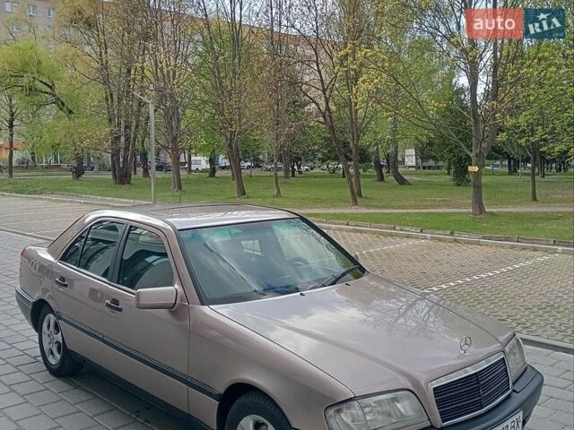 Бежевый Мерседес Ц-Класс, объемом двигателя 2.2 л и пробегом 350 тыс. км за 1850 $, фото 1 на Automoto.ua