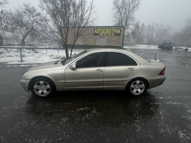 Бежевий Мерседес Ц-Клас, об'ємом двигуна 1.8 л та пробігом 250 тис. км за 3600 $, фото 1 на Automoto.ua