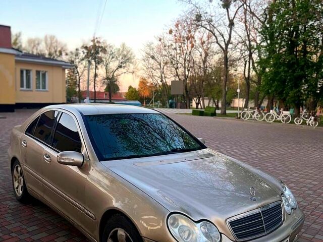 Бежевый Мерседес Ц-Класс, объемом двигателя 1.8 л и пробегом 300 тыс. км за 2900 $, фото 1 на Automoto.ua