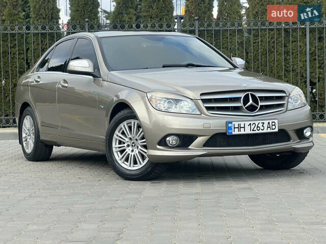 Бежевый Мерседес Ц-Класс, объемом двигателя 1.8 л и пробегом 182 тыс. км за 7800 $, фото 1 на Automoto.ua