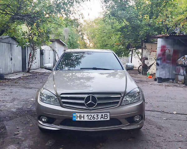 Бежевый Мерседес Ц-Класс, объемом двигателя 1.8 л и пробегом 185 тыс. км за 7400 $, фото 1 на Automoto.ua