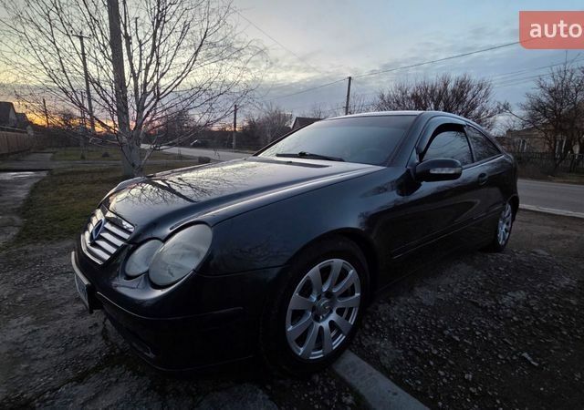 Черный Мерседес Ц-Класс, объемом двигателя 2 л и пробегом 207 тыс. км за 6000 $, фото 1 на Automoto.ua