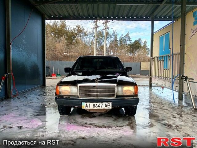 Черный Мерседес Ц-Класс, объемом двигателя 2 л и пробегом 400 тыс. км за 1000 $, фото 1 на Automoto.ua