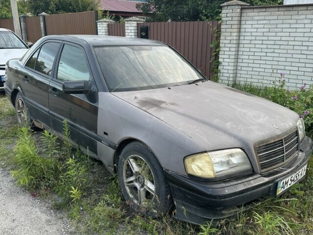 Черный Мерседес Ц-Класс, объемом двигателя 1.8 л и пробегом 300 тыс. км за 1000 $, фото 1 на Automoto.ua