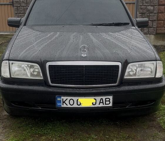 Черный Мерседес Ц-Класс, объемом двигателя 1.8 л и пробегом 400 тыс. км за 2500 $, фото 1 на Automoto.ua