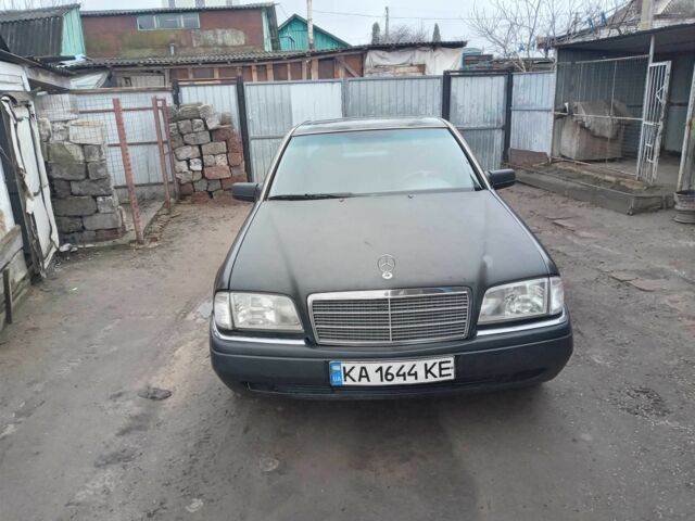 Черный Мерседес Ц-Класс, объемом двигателя 2.8 л и пробегом 400 тыс. км за 3000 $, фото 1 на Automoto.ua