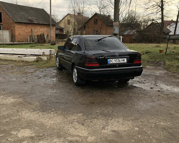 Чорний Мерседес Ц-Клас, об'ємом двигуна 2 л та пробігом 350 тис. км за 1750 $, фото 1 на Automoto.ua