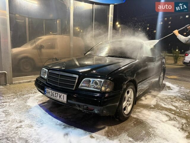 Чорний Мерседес Ц-Клас, об'ємом двигуна 1.8 л та пробігом 250 тис. км за 1800 $, фото 1 на Automoto.ua