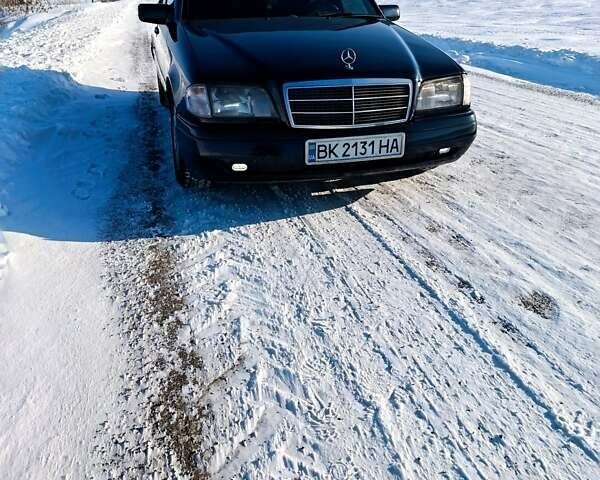 Черный Мерседес Ц-Класс, объемом двигателя 2.5 л и пробегом 350 тыс. км за 3100 $, фото 1 на Automoto.ua