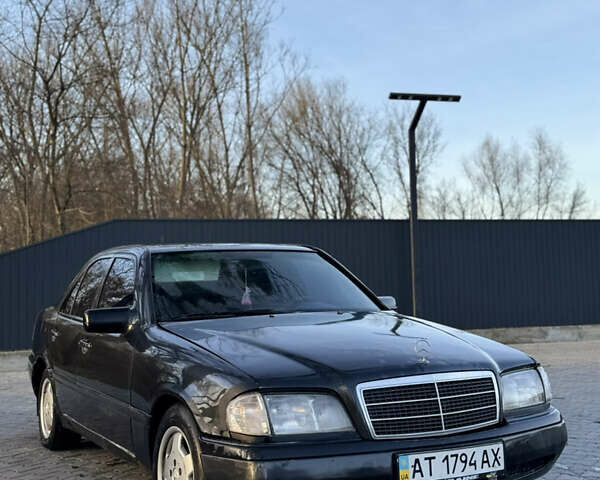 Черный Мерседес Ц-Класс, объемом двигателя 1.8 л и пробегом 350 тыс. км за 2000 $, фото 1 на Automoto.ua