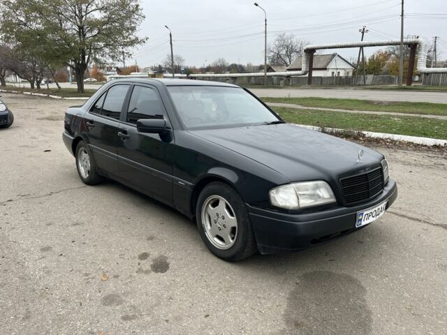 Чорний Мерседес Ц-Клас, об'ємом двигуна 2 л та пробігом 350 тис. км за 1750 $, фото 1 на Automoto.ua