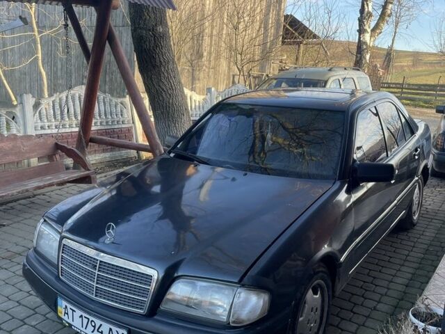 Черный Мерседес Ц-Класс, объемом двигателя 1.8 л и пробегом 354 тыс. км за 1666 $, фото 1 на Automoto.ua