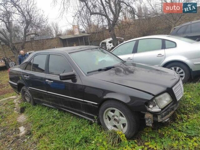 Чорний Мерседес Ц-Клас, об'ємом двигуна 2.2 л та пробігом 240 тис. км за 2300 $, фото 1 на Automoto.ua