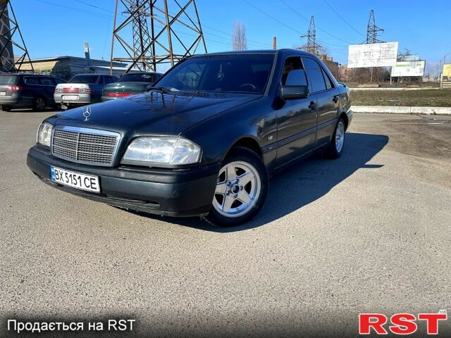Чорний Мерседес Ц-Клас, об'ємом двигуна 2 л та пробігом 0 тис. км за 2500 $, фото 1 на Automoto.ua