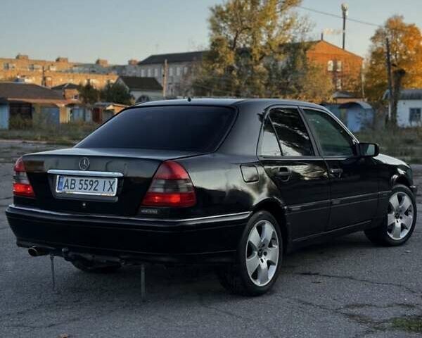Черный Мерседес Ц-Класс, объемом двигателя 2 л и пробегом 600 тыс. км за 3261 $, фото 1 на Automoto.ua