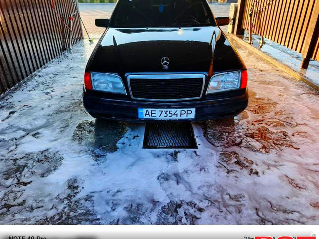 Чорний Мерседес Ц-Клас, об'ємом двигуна 2 л та пробігом 0 тис. км за 2600 $, фото 1 на Automoto.ua