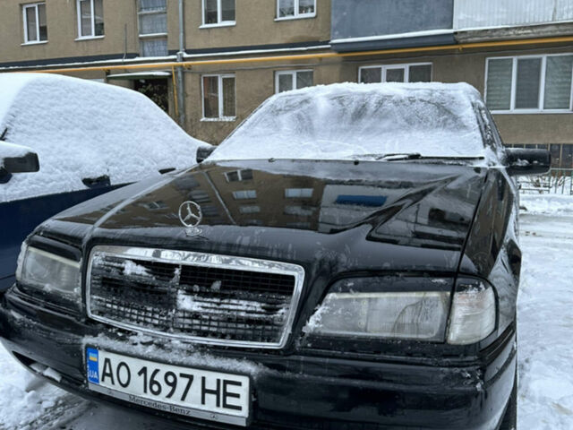 Черный Мерседес Ц-Класс, объемом двигателя 1.8 л и пробегом 256 тыс. км за 2800 $, фото 1 на Automoto.ua