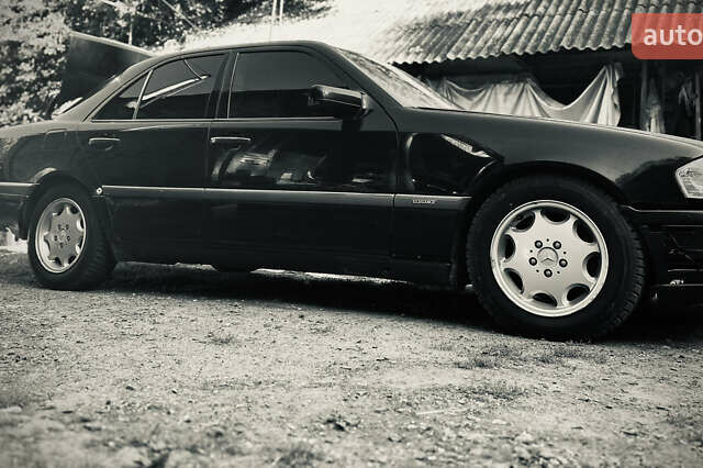 Черный Мерседес Ц-Класс, объемом двигателя 1.8 л и пробегом 361 тыс. км за 2000 $, фото 1 на Automoto.ua