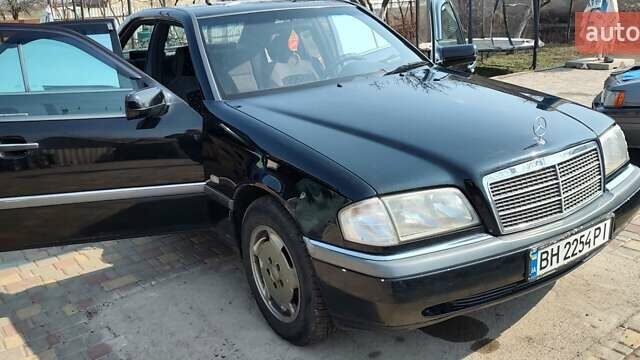 Черный Мерседес Ц-Класс, объемом двигателя 2.5 л и пробегом 410 тыс. км за 4700 $, фото 1 на Automoto.ua