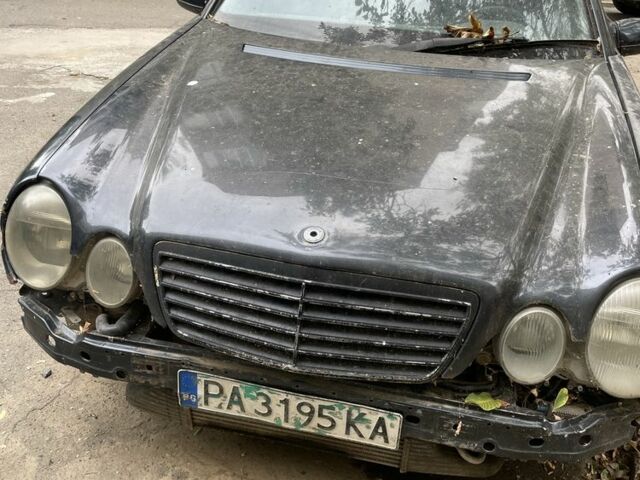 Черный Мерседес Ц-Класс, объемом двигателя 3.2 л и пробегом 300 тыс. км за 800 $, фото 1 на Automoto.ua
