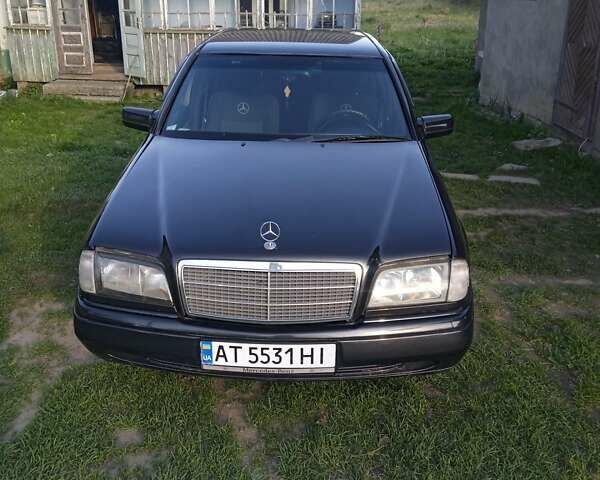 Чорний Мерседес Ц-Клас, об'ємом двигуна 2 л та пробігом 300 тис. км за 2400 $, фото 1 на Automoto.ua