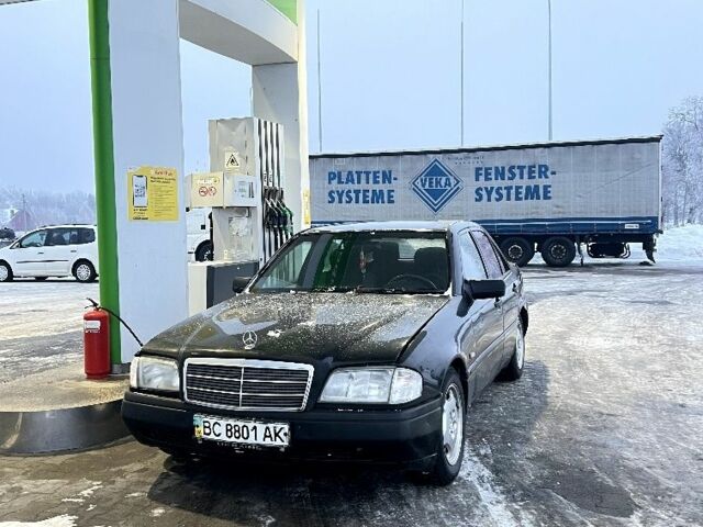 Черный Мерседес Ц-Класс, объемом двигателя 1.8 л и пробегом 400 тыс. км за 2200 $, фото 1 на Automoto.ua