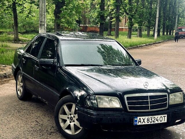 Черный Мерседес Ц-Класс, объемом двигателя 1.8 л и пробегом 200 тыс. км за 2300 $, фото 1 на Automoto.ua