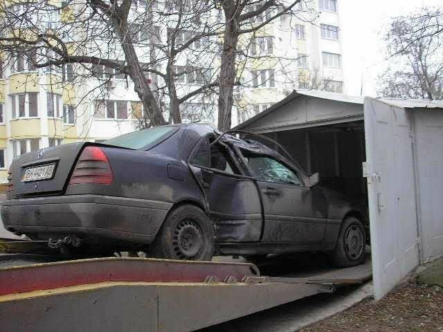 Чорний Мерседес Ц-Клас, об'ємом двигуна 1.8 л та пробігом 112 тис. км за 1020 $, фото 1 на Automoto.ua