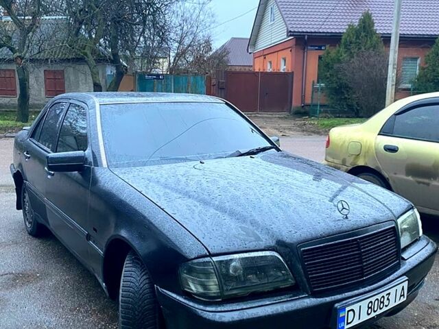 Черный Мерседес Ц-Класс, объемом двигателя 1.8 л и пробегом 308 тыс. км за 2800 $, фото 1 на Automoto.ua