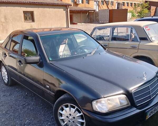 Черный Мерседес Ц-Класс, объемом двигателя 1.8 л и пробегом 560 тыс. км за 1850 $, фото 1 на Automoto.ua