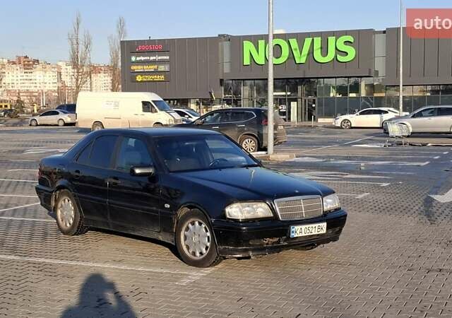 Чорний Мерседес Ц-Клас, об'ємом двигуна 2 л та пробігом 320 тис. км за 2200 $, фото 1 на Automoto.ua