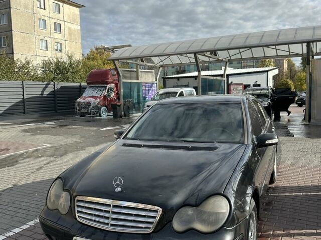 Черный Мерседес Ц-Класс, объемом двигателя 2 л и пробегом 300 тыс. км за 2950 $, фото 1 на Automoto.ua