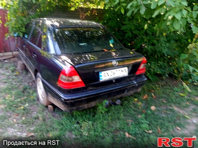 Чорний Мерседес Ц-Клас, об'ємом двигуна 2 л та пробігом 300 тис. км за 800 $, фото 1 на Automoto.ua