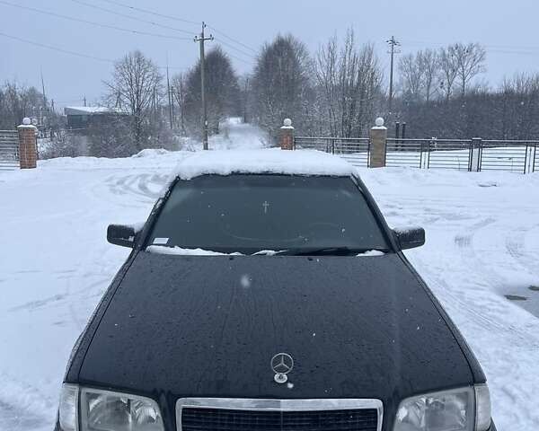 Черный Мерседес Ц-Класс, объемом двигателя 2.4 л и пробегом 370 тыс. км за 2500 $, фото 1 на Automoto.ua