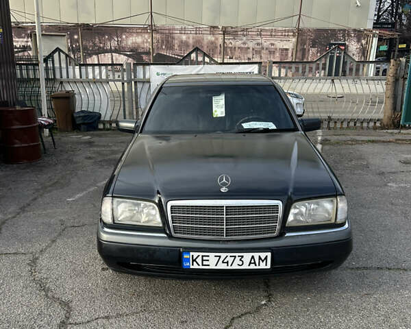 Черный Мерседес Ц-Класс, объемом двигателя 2 л и пробегом 337 тыс. км за 2999 $, фото 1 на Automoto.ua