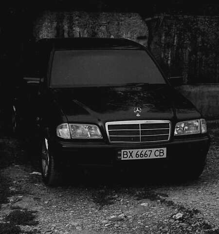 Черный Мерседес Ц-Класс, объемом двигателя 1.8 л и пробегом 428 тыс. км за 3499 $, фото 1 на Automoto.ua