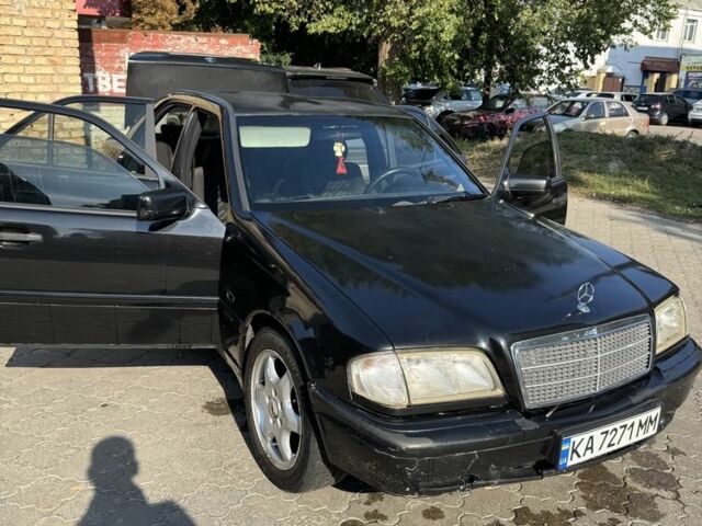 Черный Мерседес Ц-Класс, объемом двигателя 1.8 л и пробегом 250 тыс. км за 3004 $, фото 1 на Automoto.ua