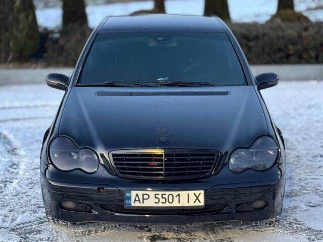 Черный Мерседес Ц-Класс, объемом двигателя 2 л и пробегом 396 тыс. км за 3500 $, фото 1 на Automoto.ua