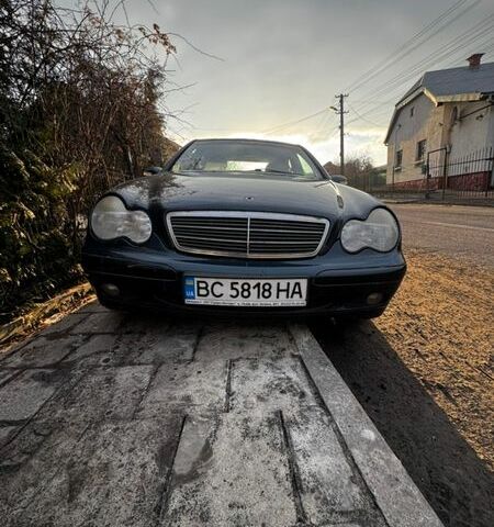 Черный Мерседес Ц-Класс, объемом двигателя 2.2 л и пробегом 400 тыс. км за 2350 $, фото 1 на Automoto.ua