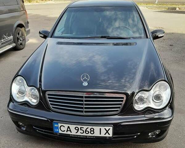 Черный Мерседес Ц-Класс, объемом двигателя 2.2 л и пробегом 398 тыс. км за 5000 $, фото 1 на Automoto.ua