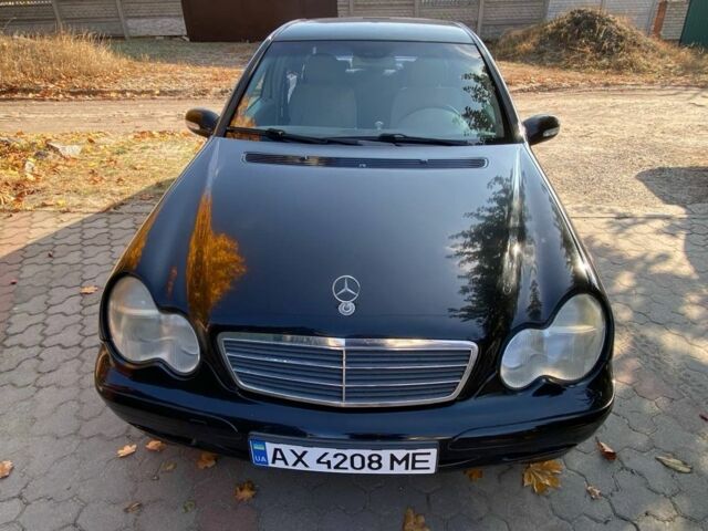 Черный Мерседес Ц-Класс, объемом двигателя 2 л и пробегом 350 тыс. км за 5500 $, фото 1 на Automoto.ua