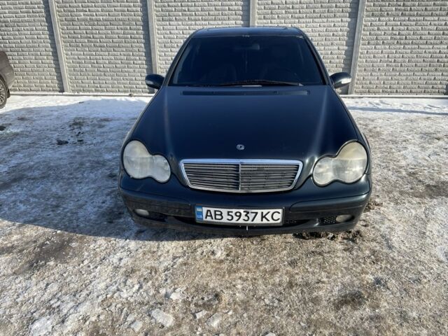 Черный Мерседес Ц-Класс, объемом двигателя 2 л и пробегом 196 тыс. км за 3700 $, фото 1 на Automoto.ua