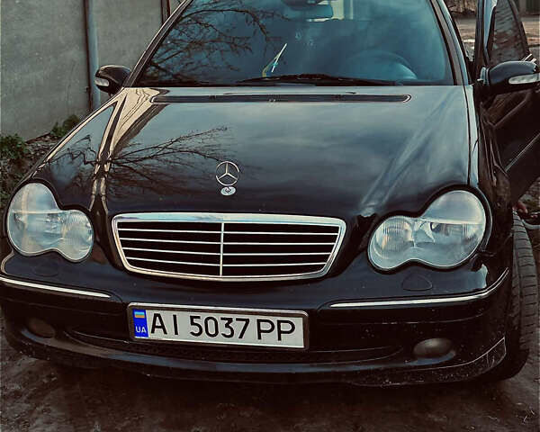 Черный Мерседес Ц-Класс, объемом двигателя 2 л и пробегом 409 тыс. км за 3000 $, фото 1 на Automoto.ua